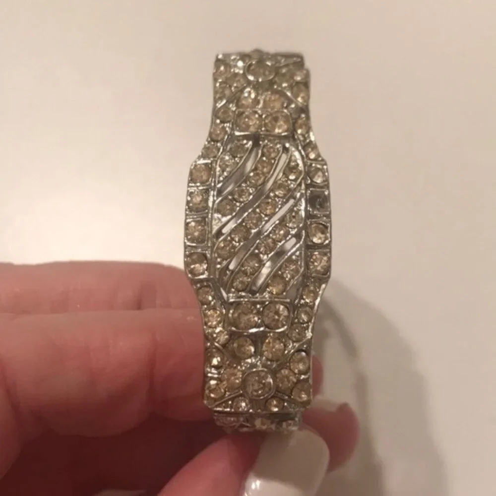 💎✨ Vintage Silver-Tone Rhinestone Hinged Bangle Bracelet w/ Safety Chain - Picture 2 of 8